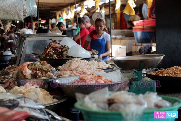 Venta de mariscos y frutas de temporada en los mercados capitalinos